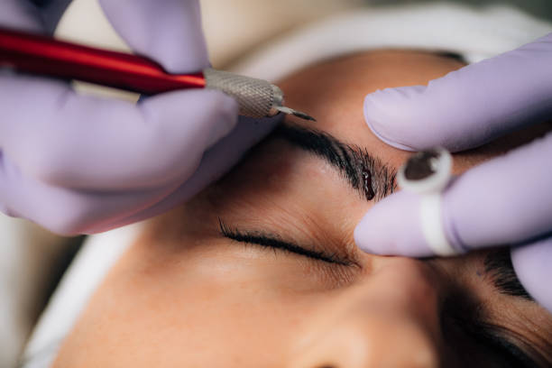 Aplicación de micropigmentación en cejas con técnica de precisión para realzar la belleza facial de manera natural.